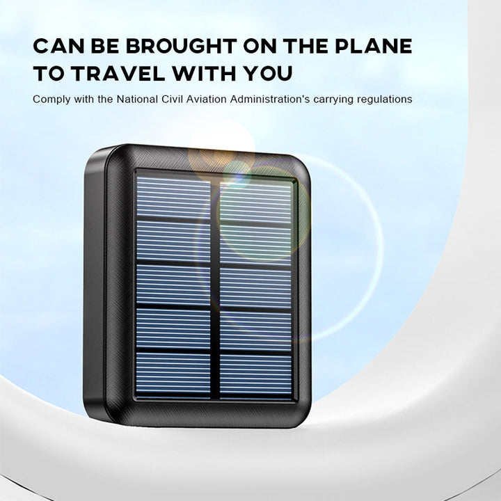 Kompakt sort mini solcelle powerbank med to USB-porte og LED-lommelygte, til camping og udendørs brug.