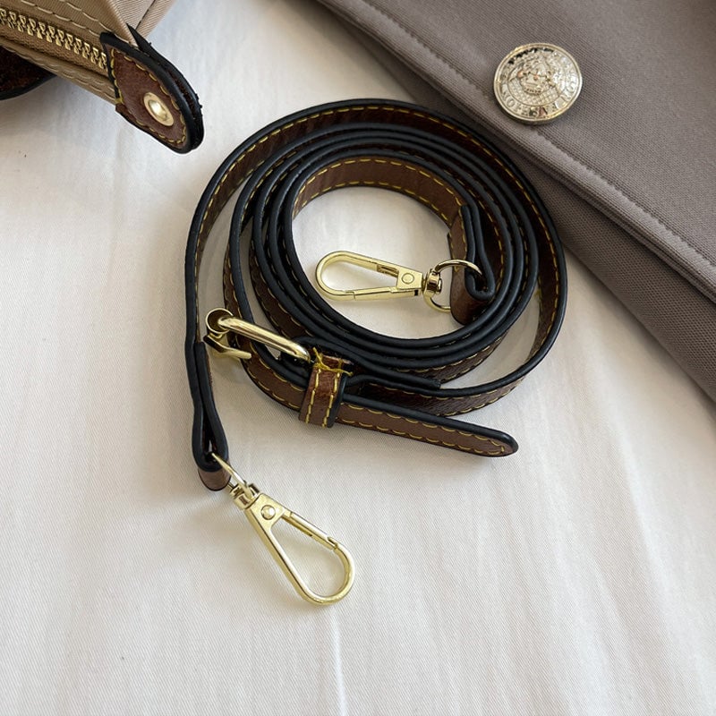 Kompakt farveblok crossbody-taske til damer i nuancer af blå, sort og khaki; en praktisk og stilfuld accessory.