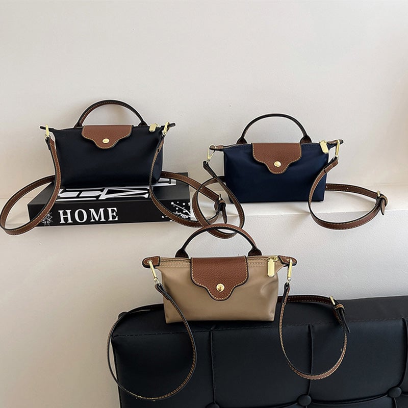 Kompakt farveblok crossbody-taske til damer i nuancer af blå, sort og khaki; en praktisk og stilfuld accessory.