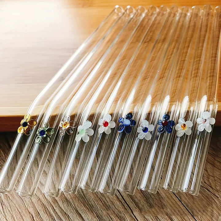 Dekorative glasstrohhalme med kirsebær-, blomster- og hjerte-motiver er et stilfuldt og miljøvenligt valg.