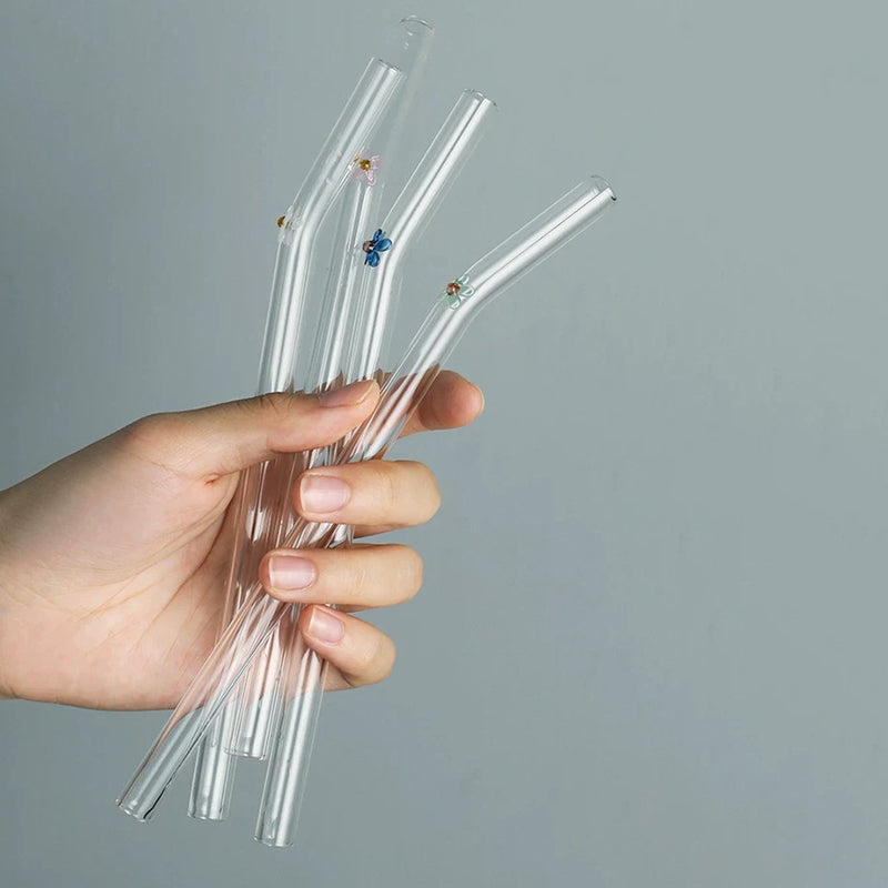 Dekorative glasstrohhalme med kirsebær-, blomster- og hjerte-motiver er et stilfuldt og miljøvenligt valg.