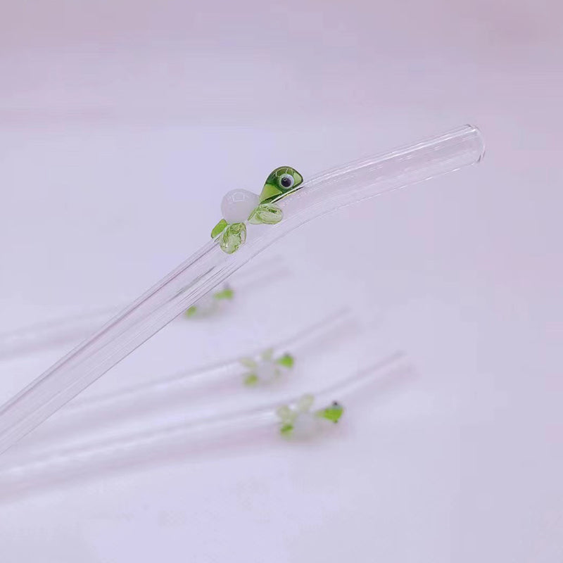 Dekorative glasstrohhalme med kirsebær-, blomster- og hjerte-motiver er et stilfuldt og miljøvenligt valg.