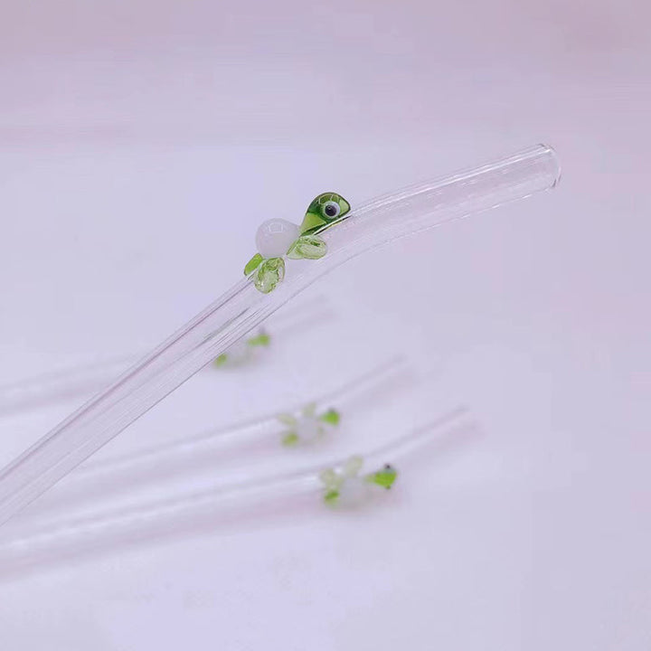 Dekorative glasstrohhalme med kirsebær-, blomster- og hjerte-motiver er et stilfuldt og miljøvenligt valg.