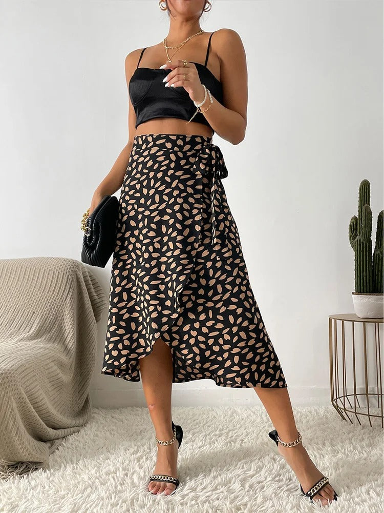 Damekjole i boho-stil med høj talje, khaki og sort, asymmetrisk klipning.