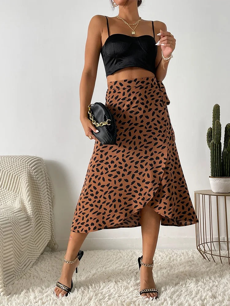 Damekjole i boho-stil med høj talje, khaki og sort, asymmetrisk klipning.