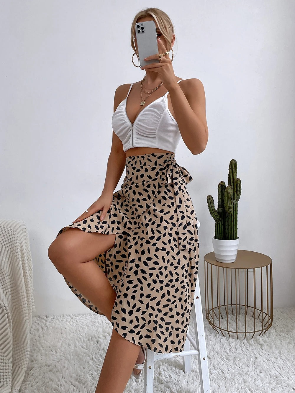 Damekjole i boho-stil med høj talje, khaki og sort, asymmetrisk klipning.