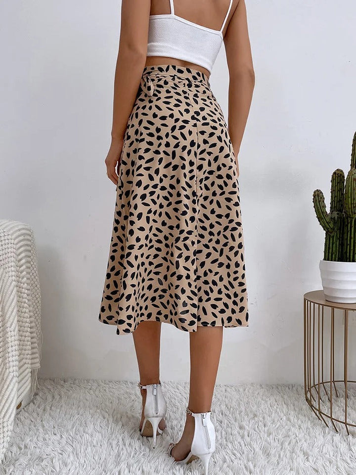 Damekjole i boho-stil med høj talje, khaki og sort, asymmetrisk klipning.
