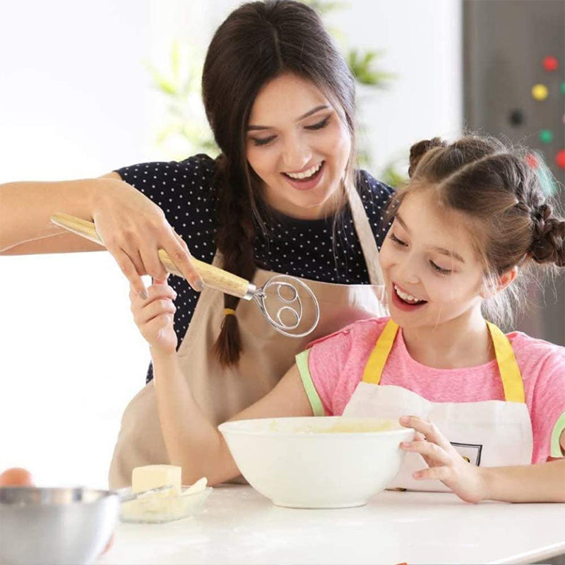 Håndholdt dejpisker med træskaft, stålhoved, træhåndtag, tre pigge. Perfekt køkkenredskab til bagning.