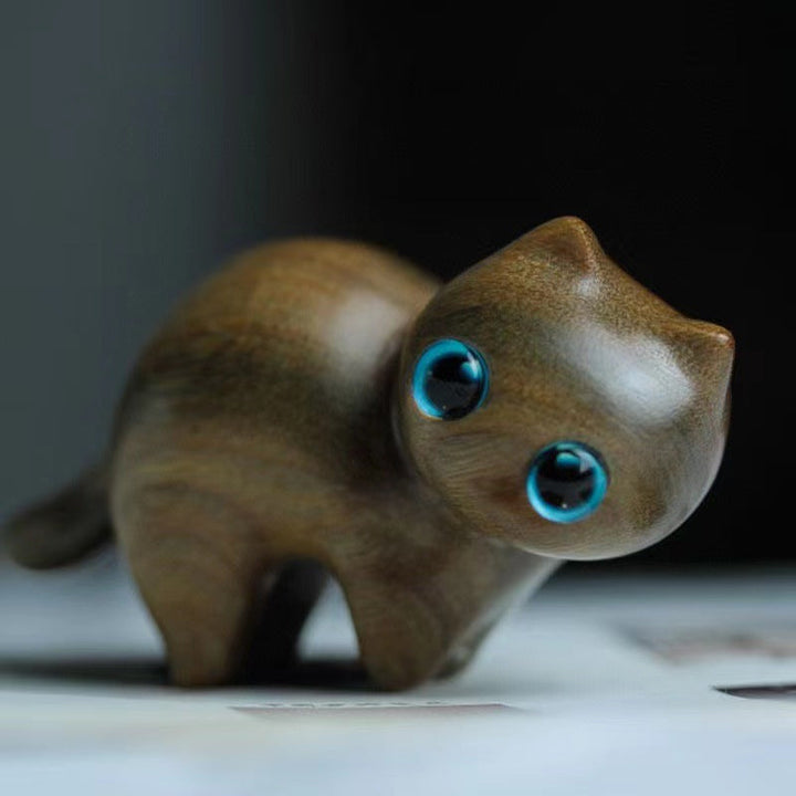Håndlavede figurer af trækatte, skåret i sandeltræ, nuttede og kunstneriske. Perfekt gave til en katteelsker.