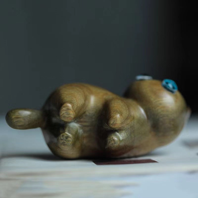 Håndlavede figurer af trækatte, skåret i sandeltræ, nuttede og kunstneriske. Perfekt gave til en katteelsker.