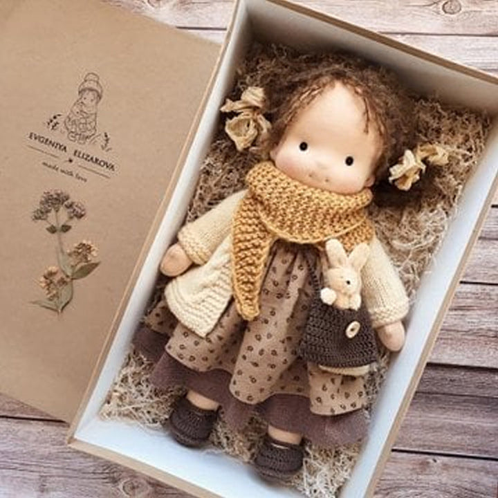 Håndlavet Waldorf dukke til børn, blød bomuld, orange hår, beige prikket hat, allergivenligt legetøj.
