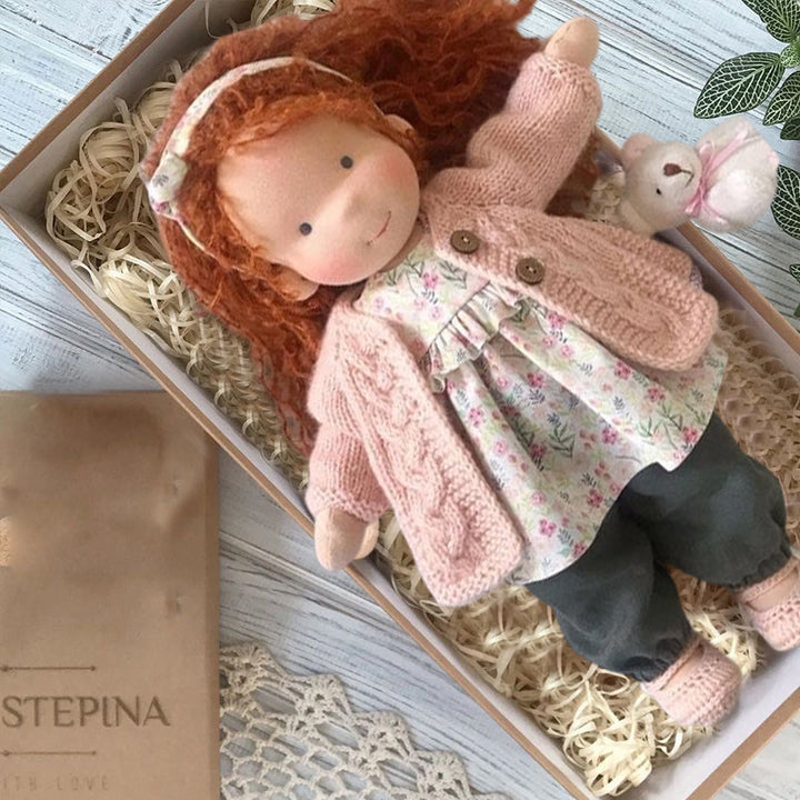Håndlavet Waldorf dukke til børn, blød bomuld, orange hår, beige prikket hat, allergivenligt legetøj.
