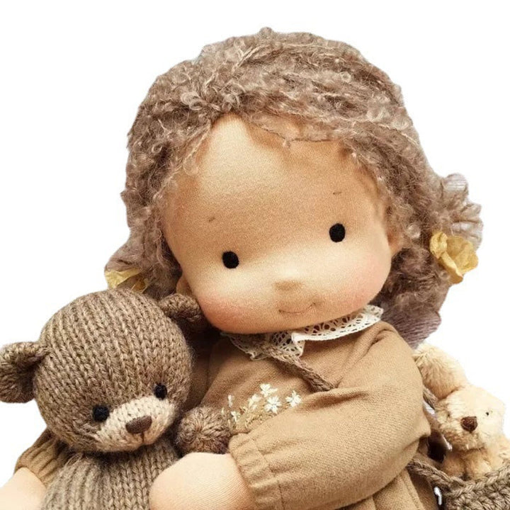 Håndlavet Waldorf dukke til børn, blød bomuld, orange hår, beige prikket hat, allergivenligt legetøj.