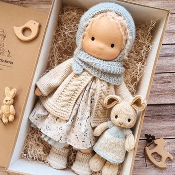Håndlavet Waldorf dukke til børn, blød bomuld, orange hår, beige prikket hat, allergivenligt legetøj.