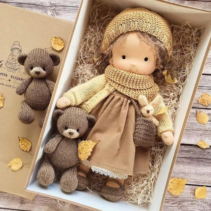 Håndlavet Waldorf dukke til børn, blød bomuld, orange hår, beige prikket hat, allergivenligt legetøj.