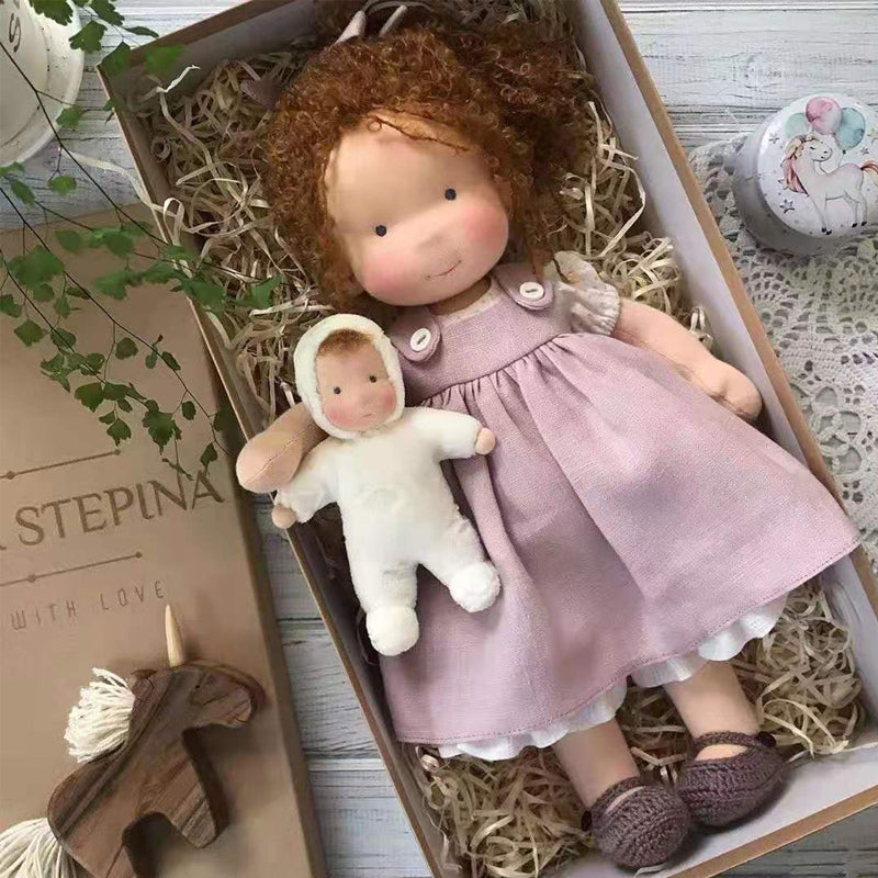 Håndlavet Waldorf dukke til børn, blød bomuld, orange hår, beige prikket hat, allergivenligt legetøj.