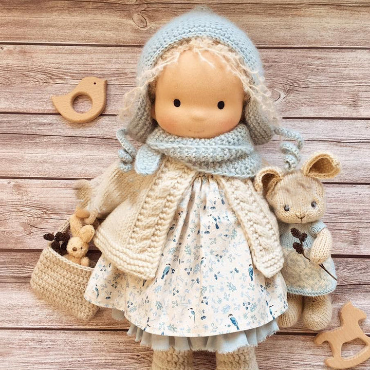 Håndlavet Waldorf dukke til børn, blød bomuld, orange hår, beige prikket hat, allergivenligt legetøj.