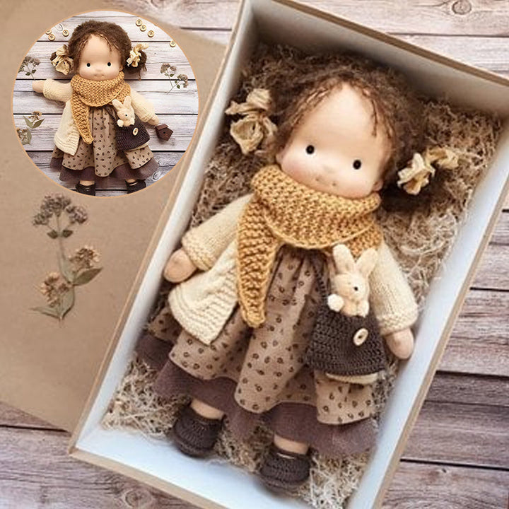 Håndlavet Waldorf dukke til børn, blød bomuld, orange hår, beige prikket hat, allergivenligt legetøj.