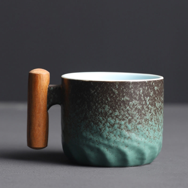 Håndlavet retro keramisk kaffekrus: elegant design, grøn farve, ergonomisk håndtag, høj kvalitet og holdbart.