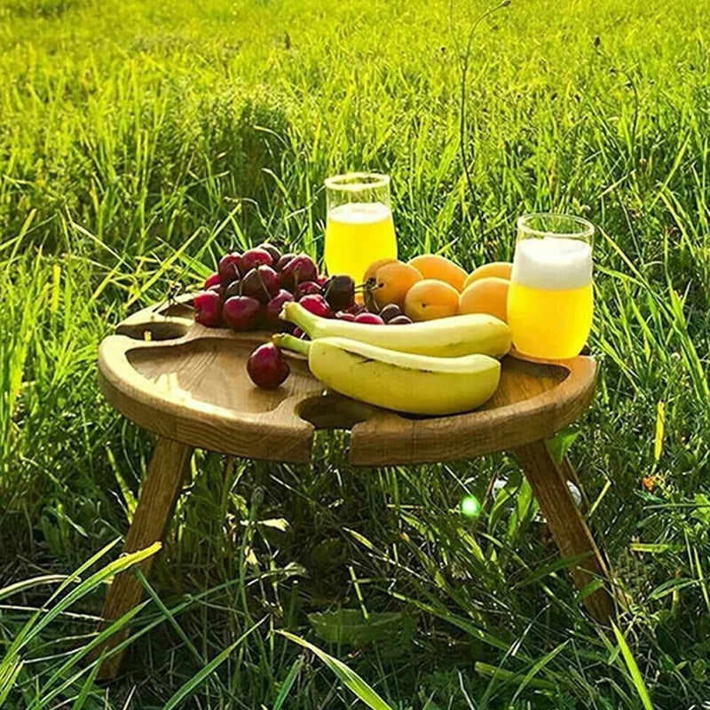 Håndlavet foldbart træ picnicbord, naturlig finish, harmonisk design, have og indendørs brug.