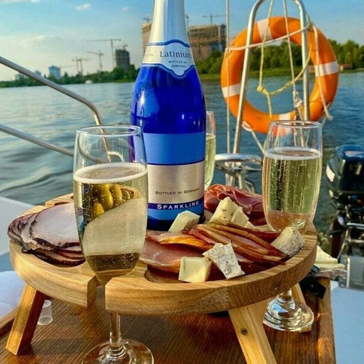 Håndlavet foldbart træ picnicbord, naturlig finish, harmonisk design, have og indendørs brug.