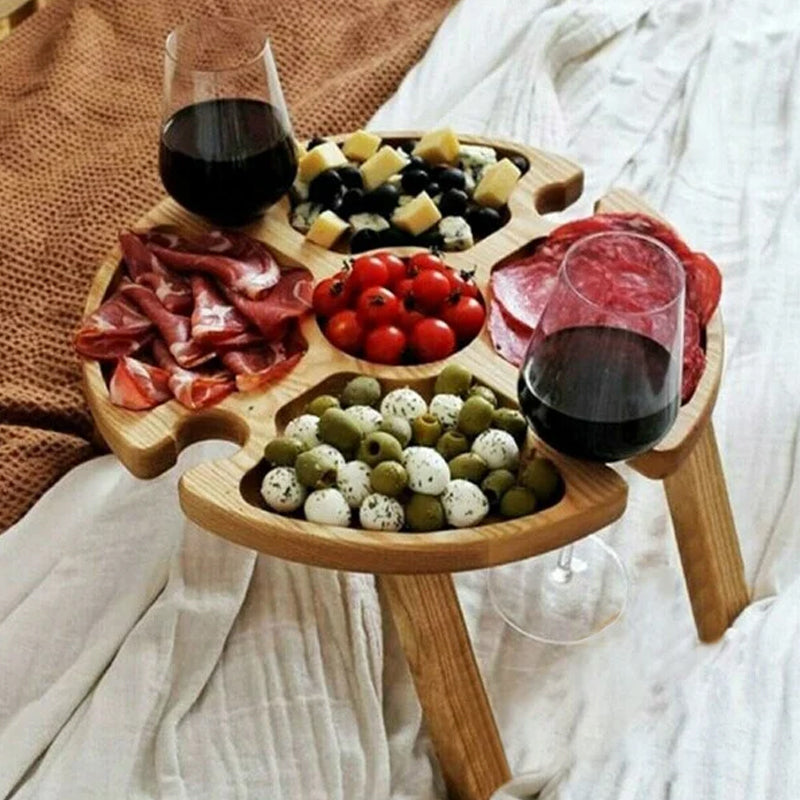 Håndlavet foldbart træ picnicbord, naturlig finish, harmonisk design, have og indendørs brug.