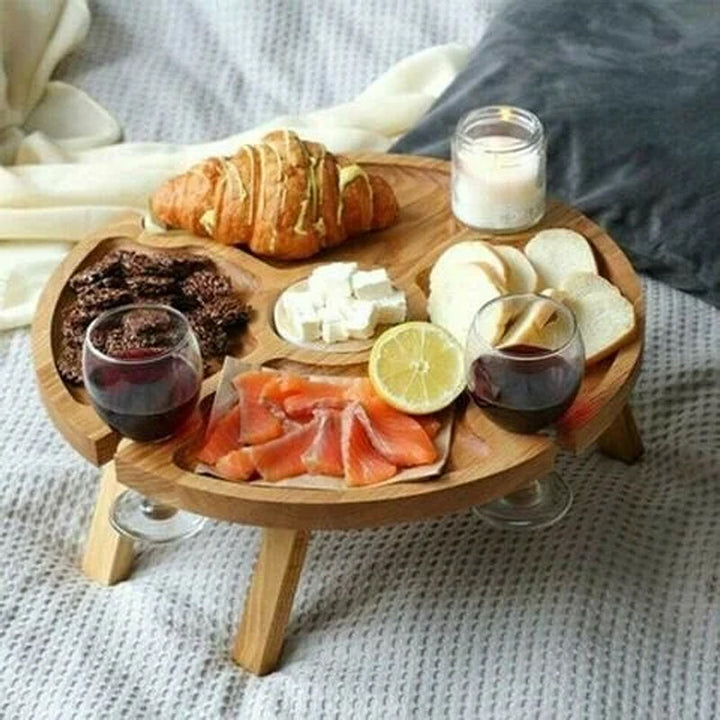 Håndlavet foldbart træ picnicbord, naturlig finish, harmonisk design, have og indendørs brug.