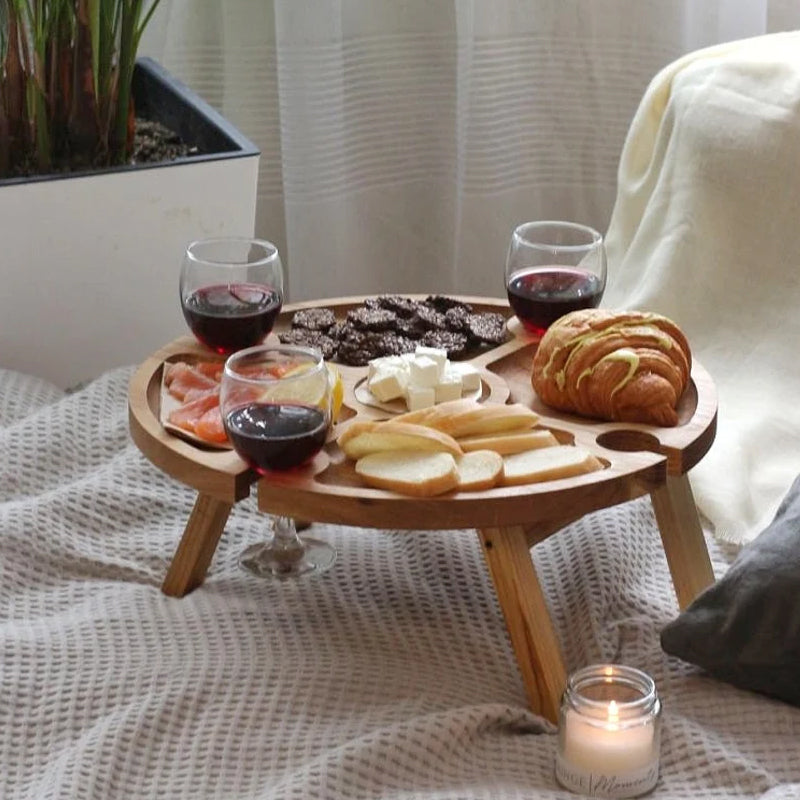 Håndlavet foldbart træ picnicbord, naturlig finish, harmonisk design, have og indendørs brug.