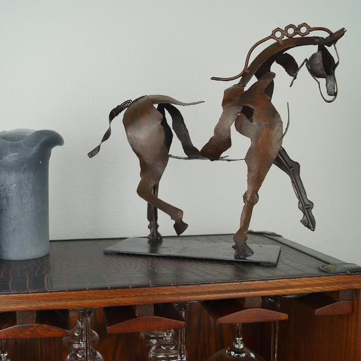 Håndlavet gylden metal hesteskulptur, abstrakt men realistisk, tilføjer elegance til dit hjem.