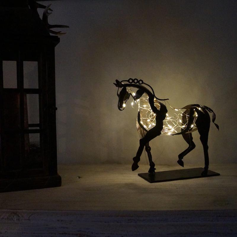 Håndlavet gylden metal hesteskulptur, abstrakt men realistisk, tilføjer elegance til dit hjem.