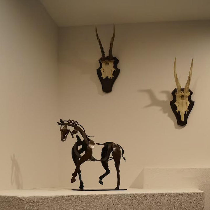 Håndlavet gylden metal hesteskulptur, abstrakt men realistisk, tilføjer elegance til dit hjem.