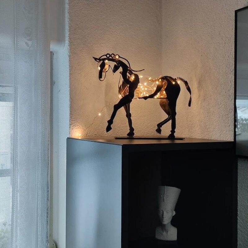 Håndlavet gylden metal hesteskulptur, abstrakt men realistisk, tilføjer elegance til dit hjem.