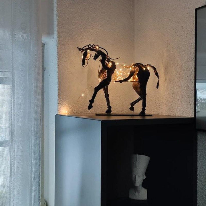 Håndlavet gylden metal hesteskulptur, abstrakt men realistisk, tilføjer elegance til dit hjem.