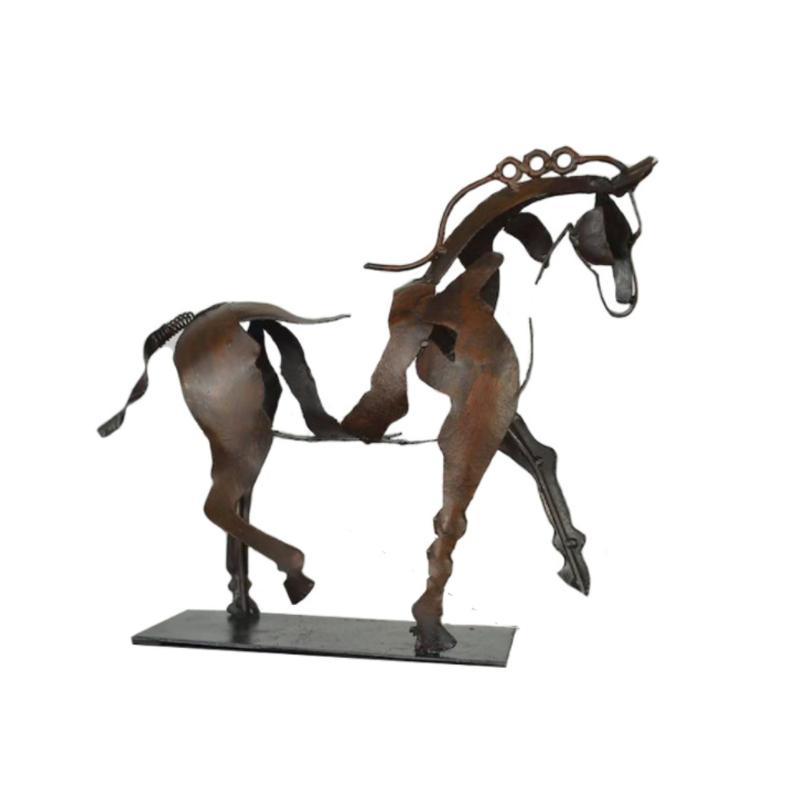 Håndlavet gylden metal hesteskulptur, abstrakt men realistisk, tilføjer elegance til dit hjem.