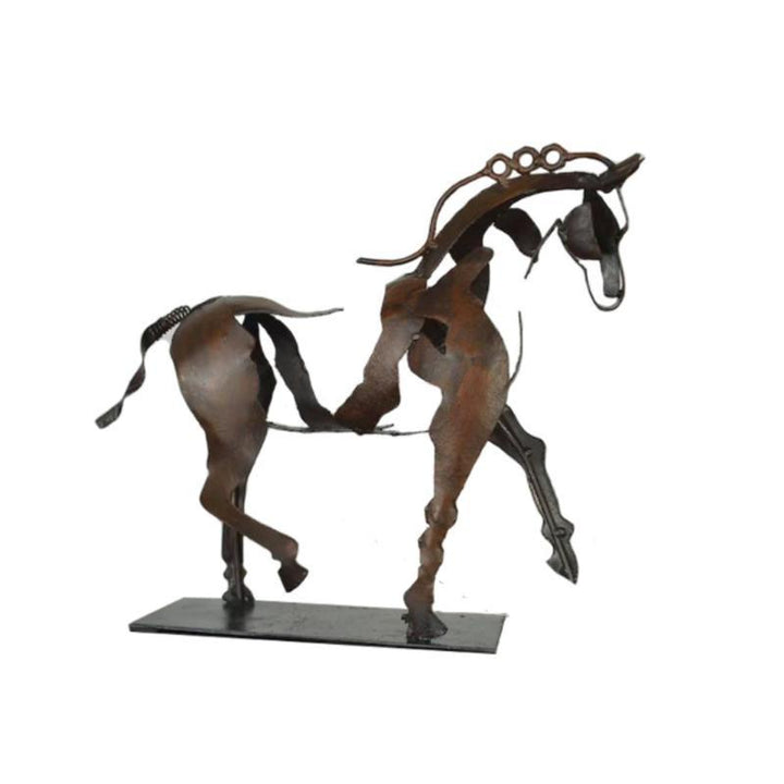 Håndlavet gylden metal hesteskulptur, abstrakt men realistisk, tilføjer elegance til dit hjem.