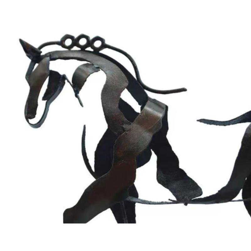 Håndlavet gylden metal hesteskulptur, abstrakt men realistisk, tilføjer elegance til dit hjem.