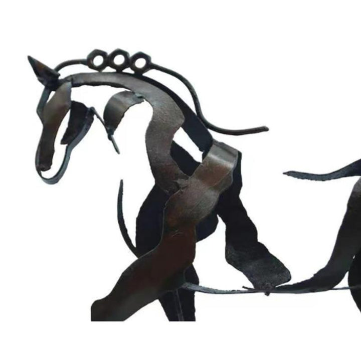 Håndlavet gylden metal hesteskulptur, abstrakt men realistisk, tilføjer elegance til dit hjem.