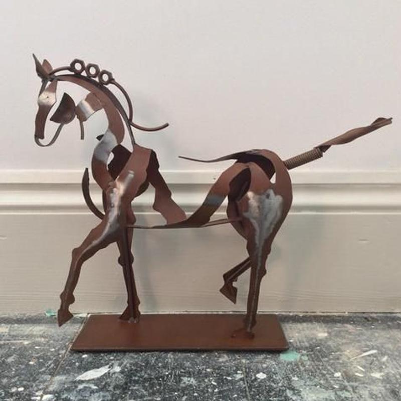 Håndlavet gylden metal hesteskulptur, abstrakt men realistisk, tilføjer elegance til dit hjem.
