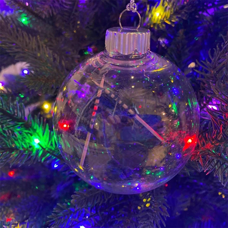 Håndlavet juledekoration til strikkere i en akrylkugle med strikkepinde, fås i forskellige farver, diameter 8,3 cm.