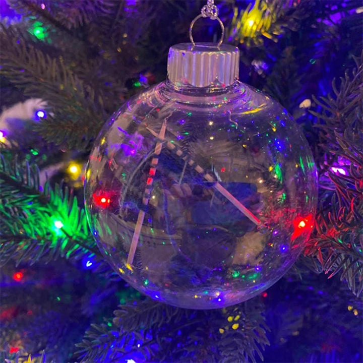 Håndlavet juledekoration til strikkere i en akrylkugle med strikkepinde, fås i forskellige farver, diameter 8,3 cm.