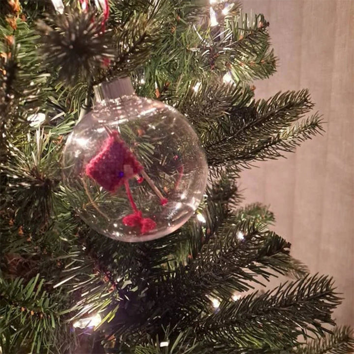 Håndlavet juledekoration til strikkere i en akrylkugle med strikkepinde, fås i forskellige farver, diameter 8,3 cm.