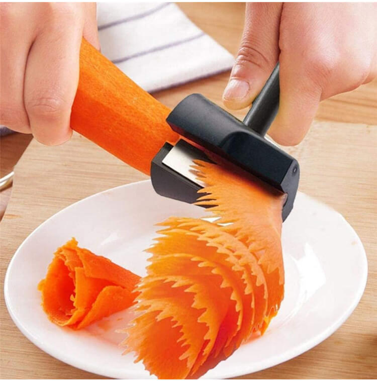 "Kukka-Leikkuriholkki koristeellisille hedelmä- ja vihannesleikkauksille, ergonominen musta kädensija keittiöön."