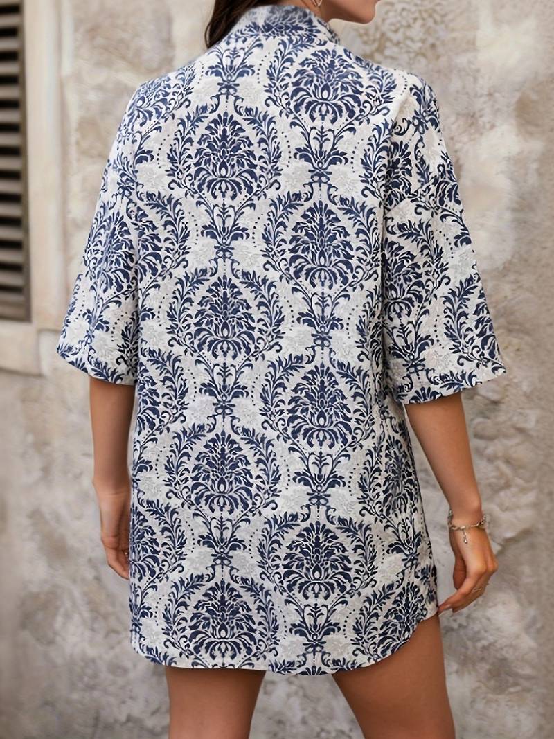 Blomstret damesommer-skjorte og shorts, feminint og friskt sæt.