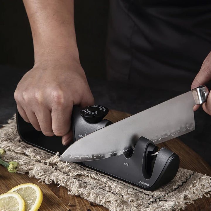 Justerbar sort knivsliber til køkkenredskaber, ergonomisk design og skridsikker bund.