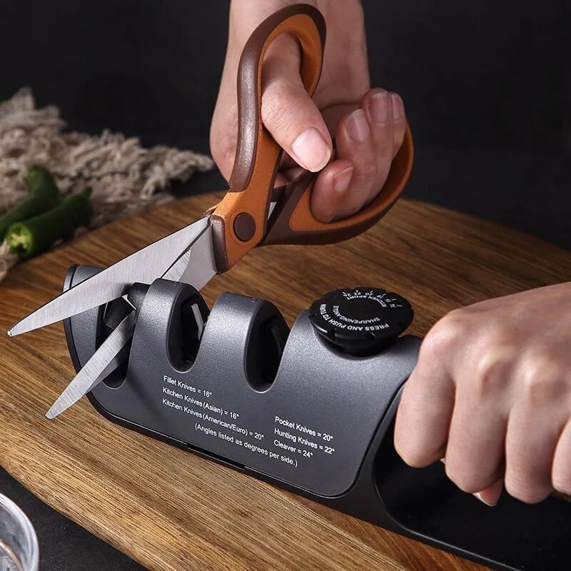 Justerbar sort knivsliber til køkkenredskaber, ergonomisk design og skridsikker bund.
