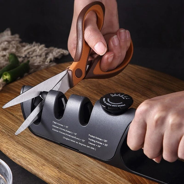 Justerbar sort knivsliber til køkkenredskaber, ergonomisk design og skridsikker bund.