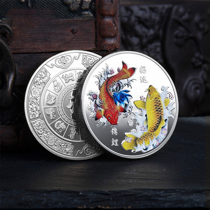 Feng Shui Lykke Mønt i Guld, med to Koi-karper og 12 stjernetegn, amulet til pung for held og velstand.