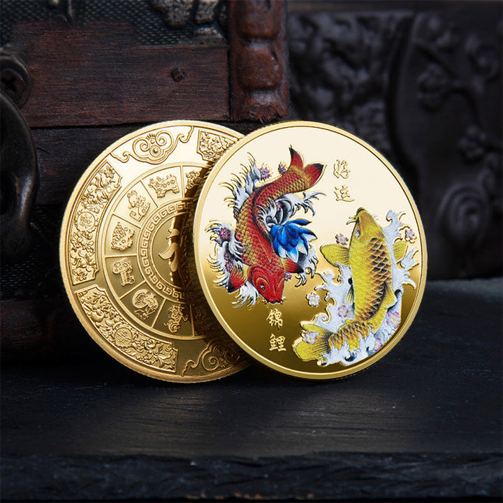 Feng Shui Lykke Mønt i Guld, med to Koi-karper og 12 stjernetegn, amulet til pung for held og velstand.