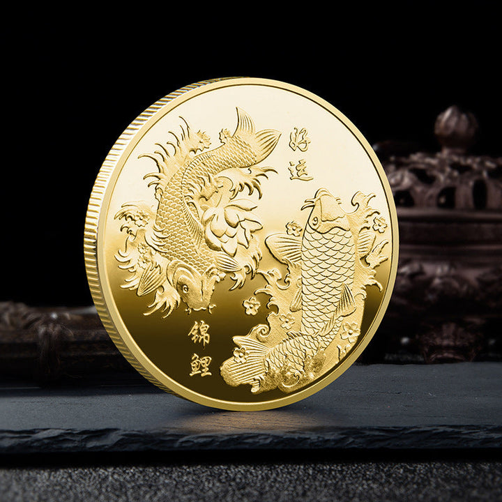 Feng Shui Lykke Mønt i Guld, med to Koi-karper og 12 stjernetegn, amulet til pung for held og velstand.