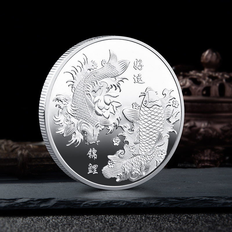 Feng Shui Lykke Mønt i Guld, med to Koi-karper og 12 stjernetegn, amulet til pung for held og velstand.